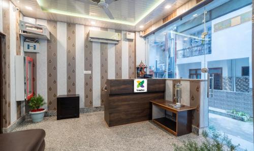 an office with a desk and a counter in a room at Treebo AK Residency, Tapovan in Kainūr