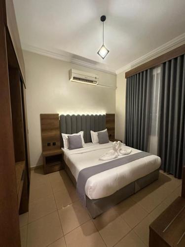a bedroom with a large bed in a room at ركن النسيم للشقق الفندقية Rukn Al - Naseam Hotel Apartment in Jeddah