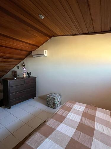 a bedroom with a bed and a wooden ceiling at Flat Monte Castelo em Gravata PE in Gravatá