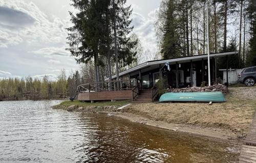 a house on the shore of a river at Tilhi 1 Cottage in Piojärvi