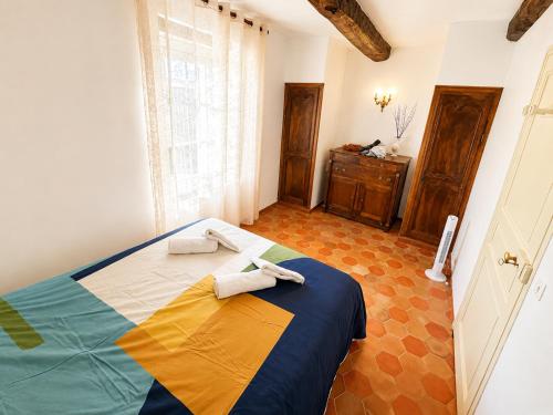 a bedroom with a bed with towels on it at À minnanna in Banon