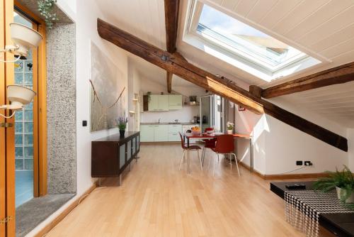 Elegant Attic Loft w PrivateTerrace AC & Fast WiFi