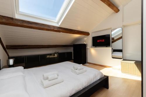 Elegant Attic Loft w PrivateTerrace AC & Fast WiFi