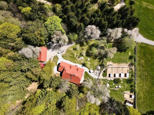 an aerial view of a house with a yard at Ferienwohnung Huskyhausen - Schlittenhunde Erlebnisse & Urlaub mitten in der Natur! in Klaffer am Hochficht