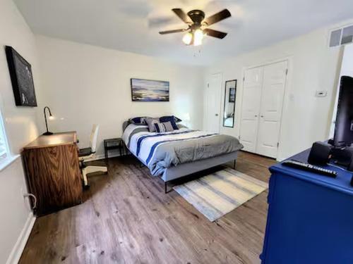a bedroom with a bed and a ceiling fan at Bright & Spacious 1BR - UoM Area in Memphis
