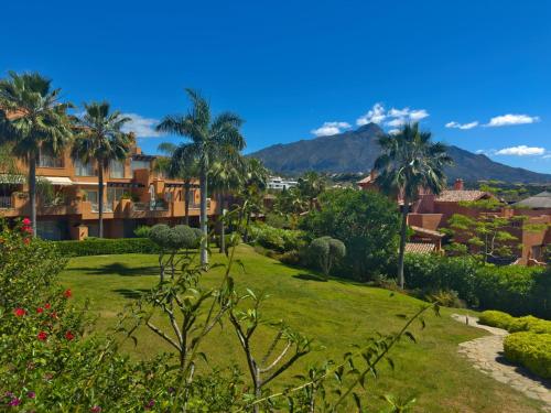 Luxury 3BR Apartment in Aloha Golf - Large Terrace & Pool