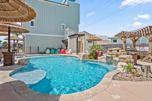 a swimming pool in the middle of a yard at Port As Flip Flops & Pop Tops in Port Aransas