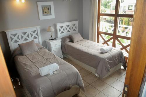 a bedroom with two beds and a window at Refugio de Mar in Miramar