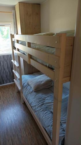 a bunk bed in a room with a bunk bedscribed at La roulotte des écuries in Saint-Pierre-de-Chemillé