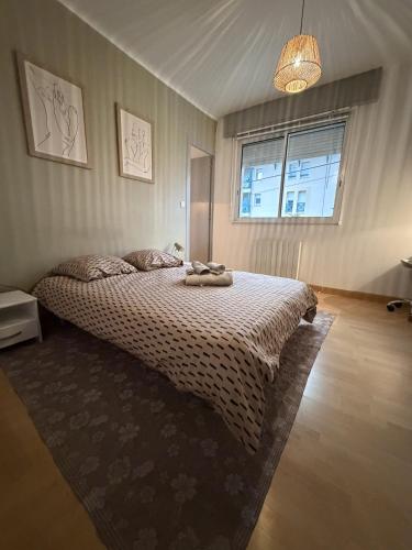 a bedroom with a bed and a window at DaxLodge T2 Chill in Dax