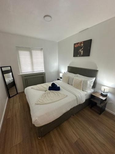 a bedroom with a large bed in a room at Spacious 1bed Apartment Close To Town in Ifield