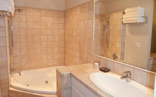 un baño con bañera y lavabo en Snowcreek - 1503, en Sun Valley