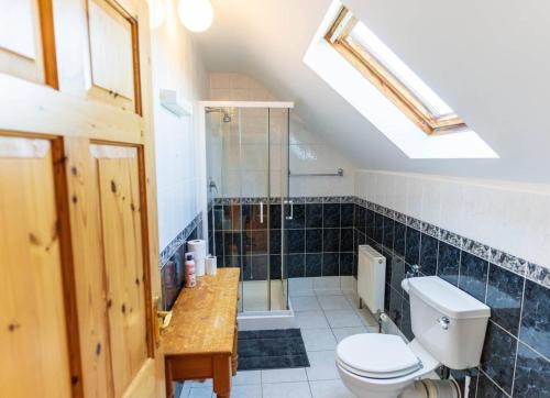 a bathroom with a toilet and a glass shower at Tri Phailme in Waterville