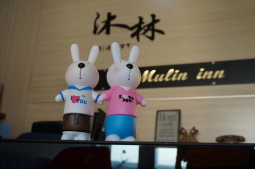 dos conejos de peluche sentados sobre una mesa en Mulin B&B en Hengchun