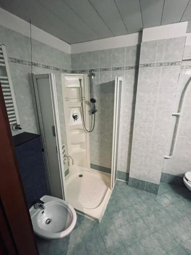 ein Badezimmer mit Dusche, Toilette und Waschbecken in der Unterkunft Hotel Tre Denti in Cantalupa