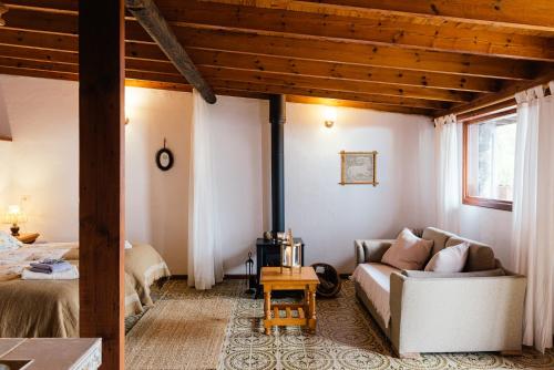 a living room with a couch and a bed at Finca Vilaflor in Vilaflor