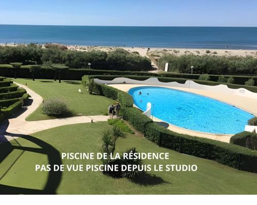 Studio 4 pers, 1ère ligne, Piscine, Vue mer latérale