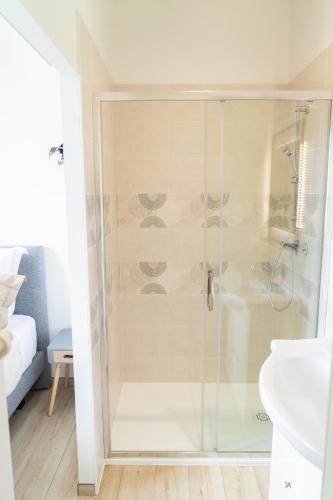 a shower with a glass door in a bathroom at Parnaydisiaque in Parnay