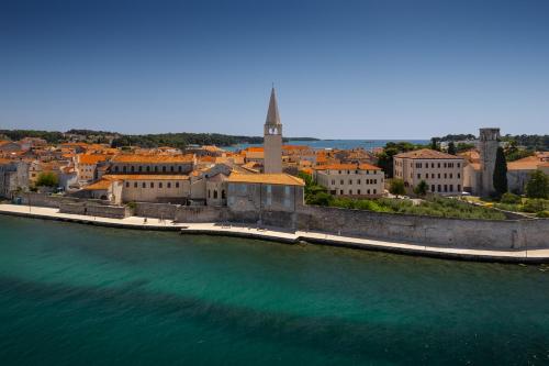 Sunny app Poreč with reserved parking