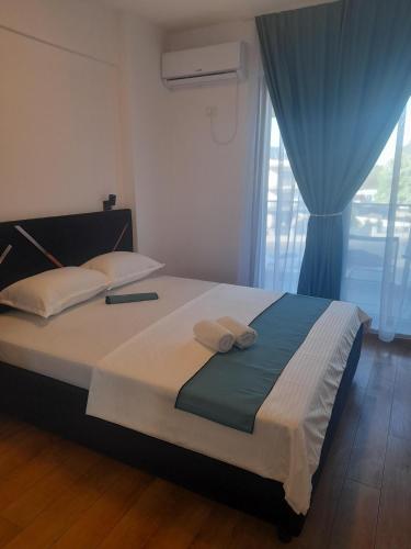 a bedroom with a bed with two towels on it at Apartament Camelia in Saturn