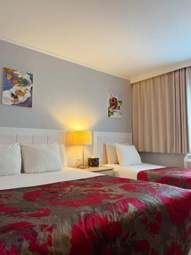 Flushing Central Hotel 88 tesisinde bir odada yatak veya yataklar