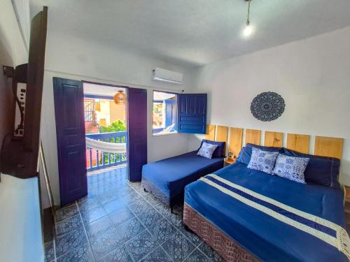 a bedroom with two beds and a window at Pousada Mar de Itacaré in Itacaré