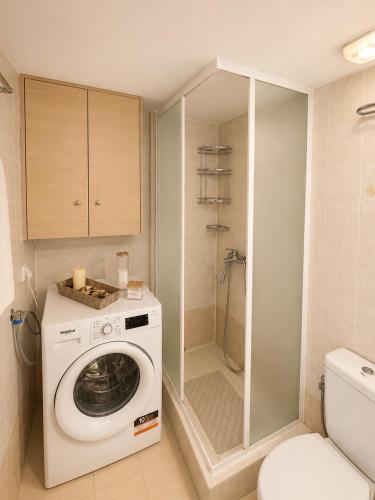 a washing machine in a bathroom with a shower at Belle Elle Villa in Drymon
