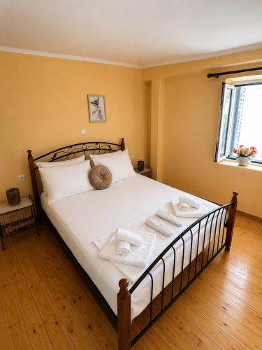 a bedroom with a bed with towels on it at Belle Elle Villa in Drymon