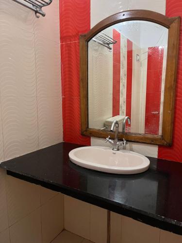 a bathroom with a sink and a mirror at Himora in Gupta Kāshi