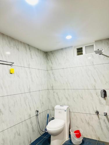 a bathroom with a toilet in a room at Mistora Estate Villa in Suntikoppa