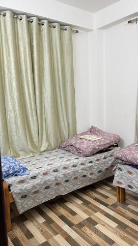 ein Schlafzimmer mit zwei Betten und einem Vorhang in der Unterkunft Backpackers nest in Dirang Dzong