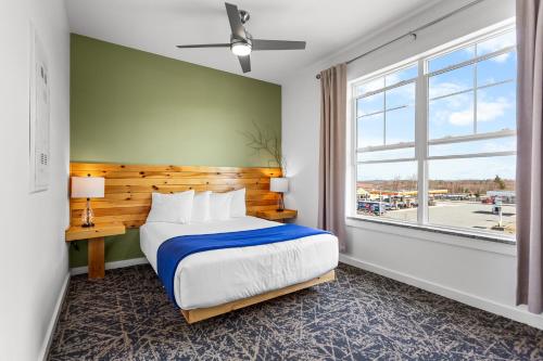 a bedroom with a bed and a window at Stone Park Ellsworth-Bar Harbor in Ellsworth