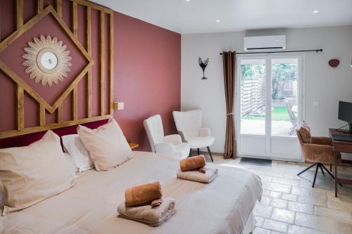 a bedroom with a large bed with two towels at Le Repaire d'Argenson in Bergerac