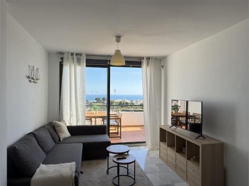 Apartamento con terraza, vistas al mar y piscina