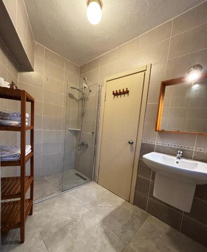 ein Badezimmer mit Dusche und Waschbecken in der Unterkunft Mitos Hotel in Bozcaada