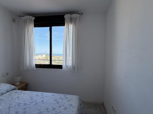 Apartamento con terraza, vistas al mar y piscina