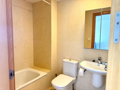Apartamento con terraza, vistas al mar y piscina