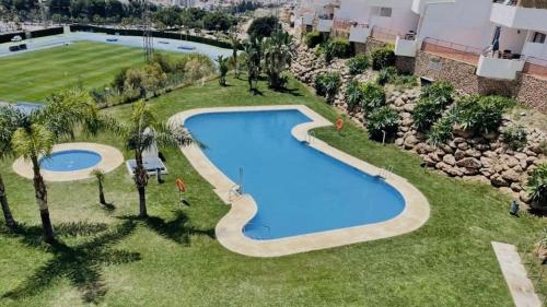 Apartamento con terraza, vistas al mar y piscina