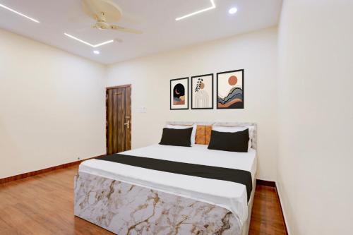 a bedroom with a large white bed in a room at Hotel O Swarg Paradise Inn in Rānchī
