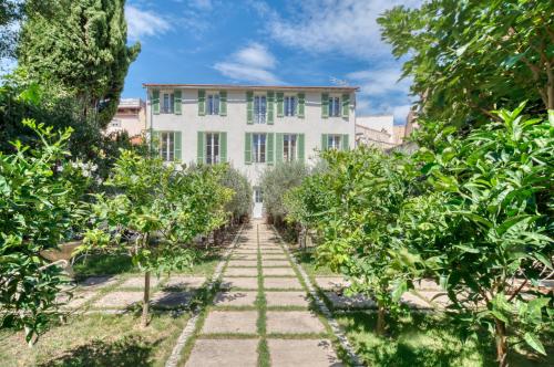 L'Orangerie Secret Garden Apartment in Old Antibes Beach 4min