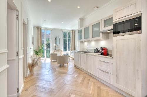 L'Orangerie Secret Garden Apartment in Old Antibes Beach 4min