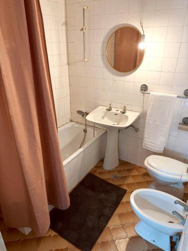 a bathroom with a sink and a tub and a toilet at Imperial in Tamengos