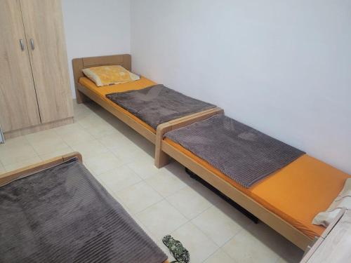 a room with two beds in a room with at Apartman Terrazza in Igalo