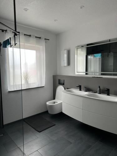 a bathroom with a tub and a toilet and a sink at Samtenssonne in Samtens