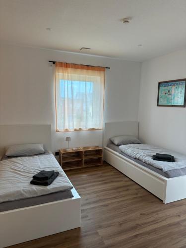 two beds in a room with a window at Samtenssonne in Samtens