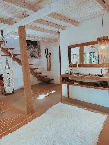 a room with a table and a pair of scissors at Casa 7 Caraíva No centrinho in Caraíva