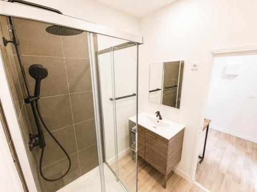 a bathroom with a shower and a sink at Loft lumineux & cosy sous les toits in Roubaix