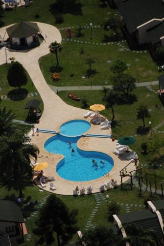 an overhead view of a swimming pool in a park at Arapey Oasis Termal Hotel in Termas del Arapey