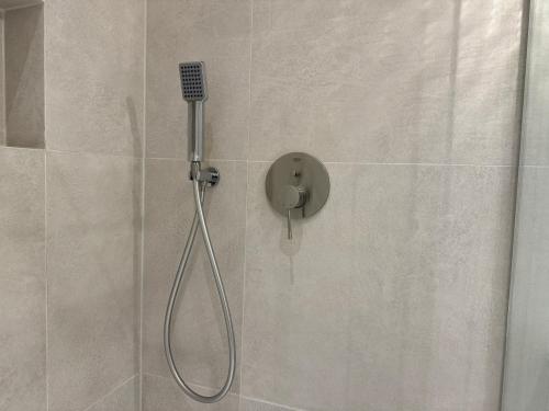 Brand New Luxury Apartment with Free Parking & AC