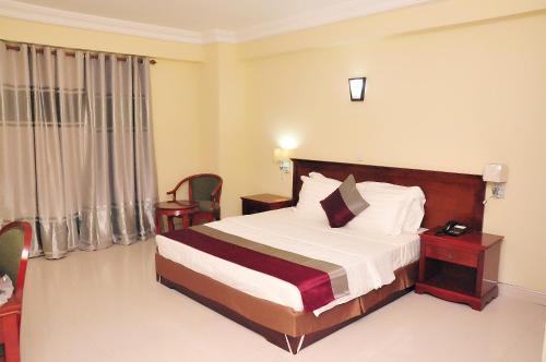 Tempat tidur dalam kamar di Tomreik Hotel